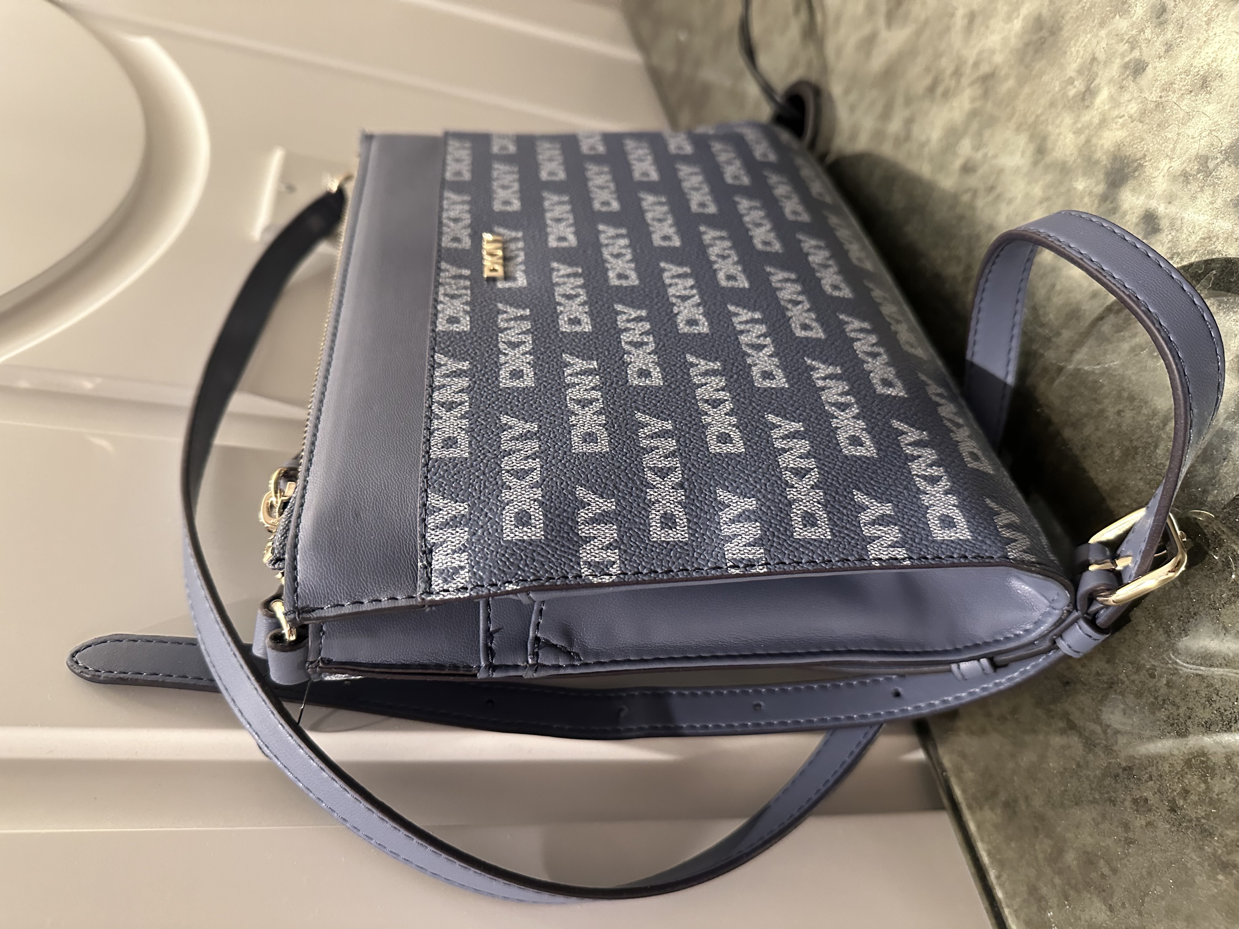Женская сумка кроссбоди DKNY — фото товара