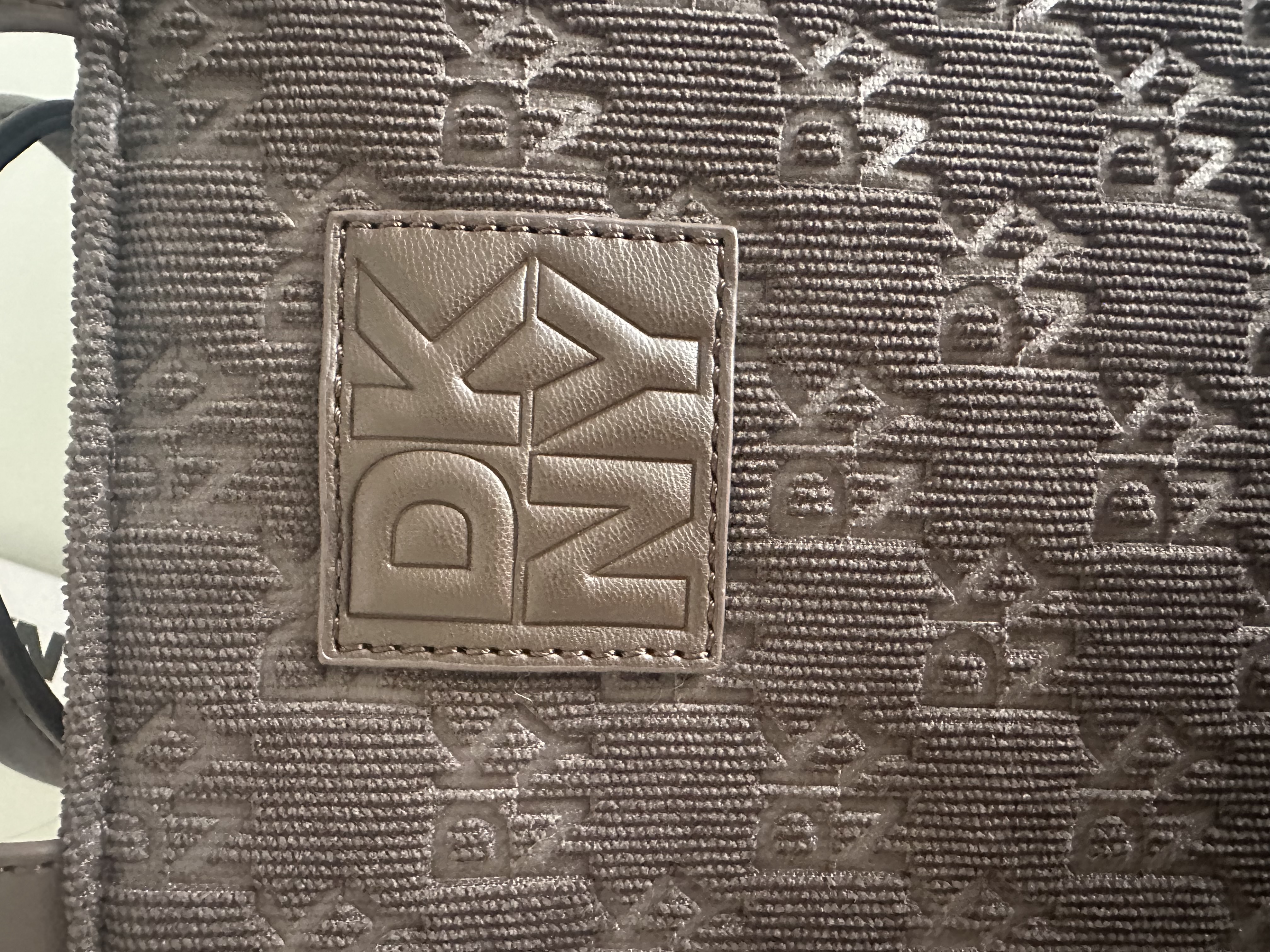 Женская сумка тоут DKNY — фото товара