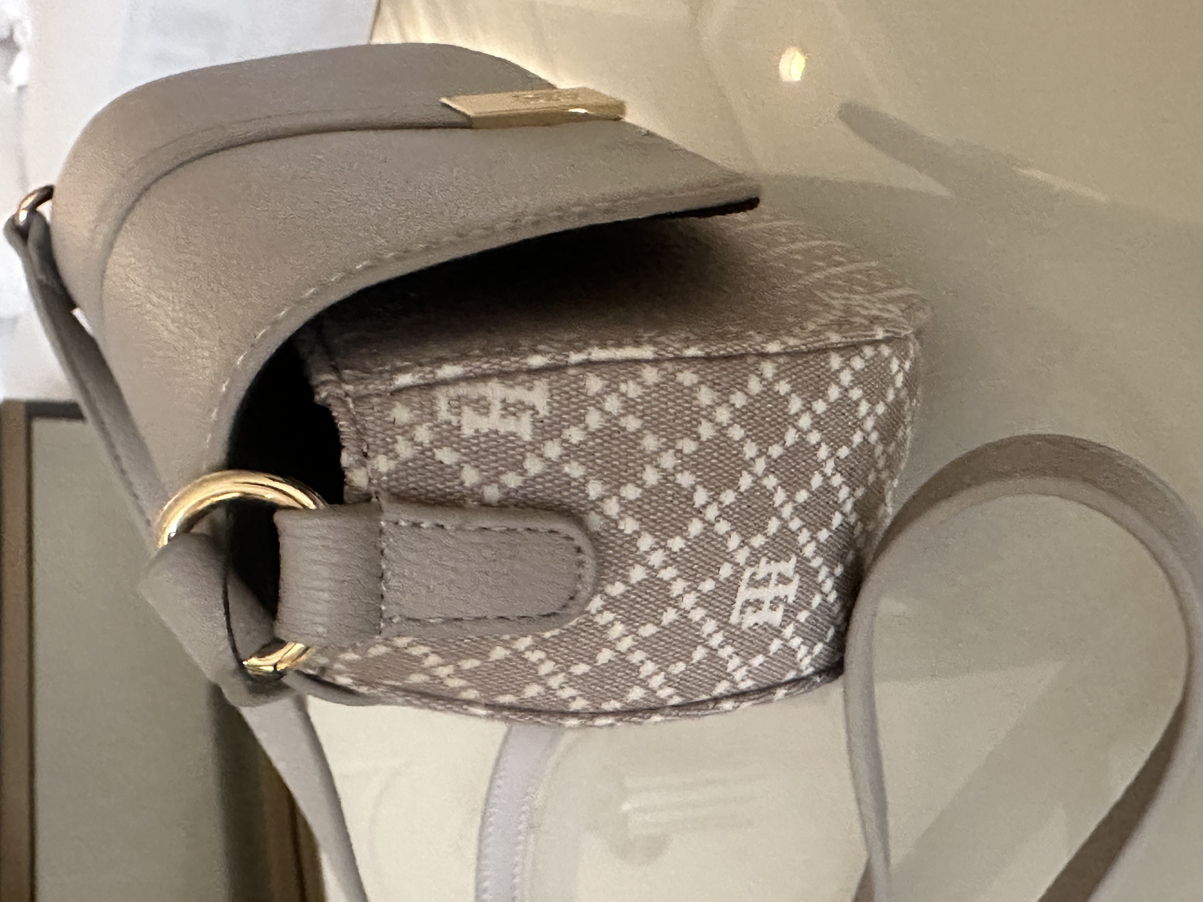 Женская сумка кроссбоди Tommy Hilfiger — фото товара