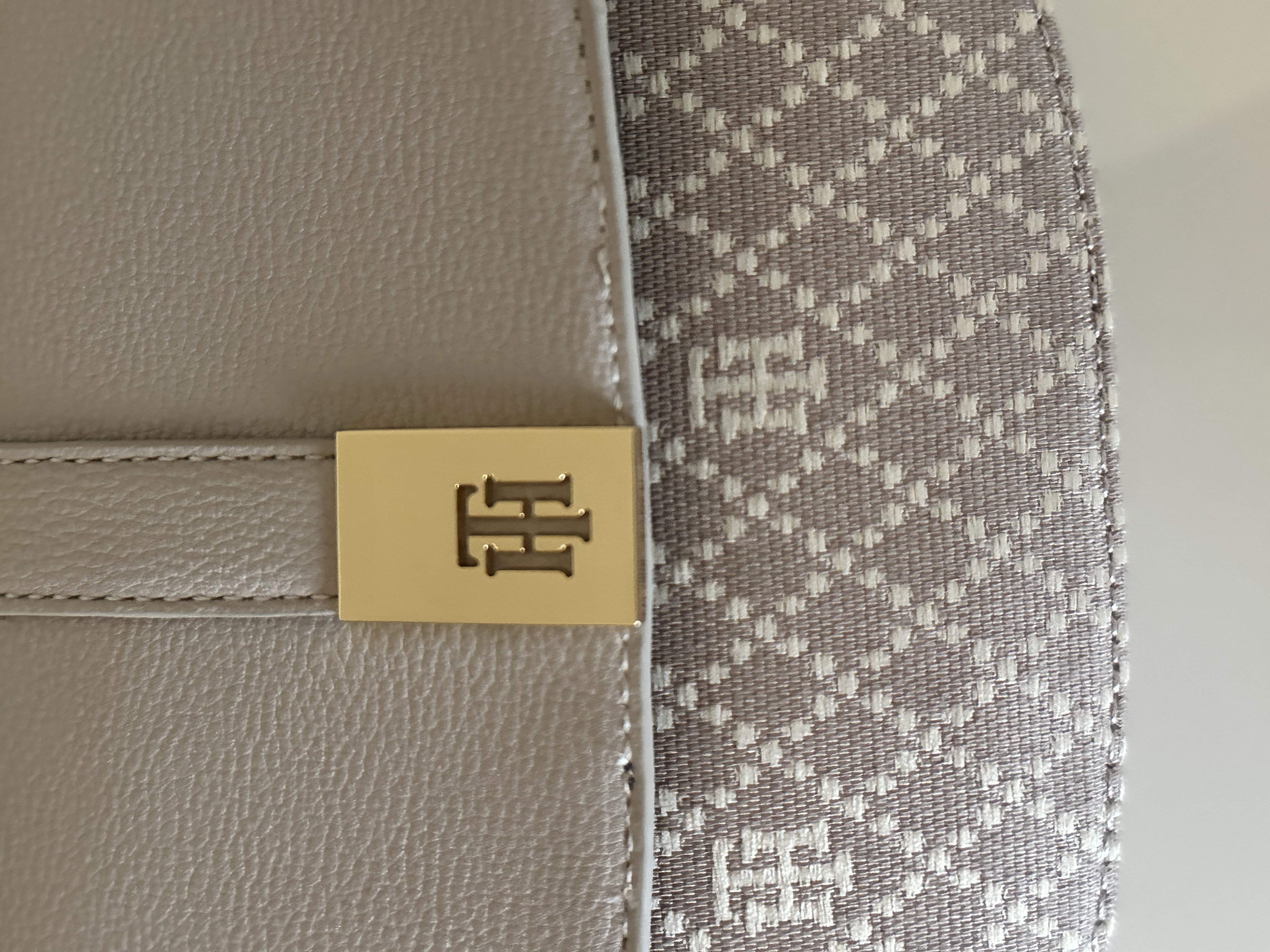 Женская сумка кроссбоди Tommy Hilfiger — фото товара