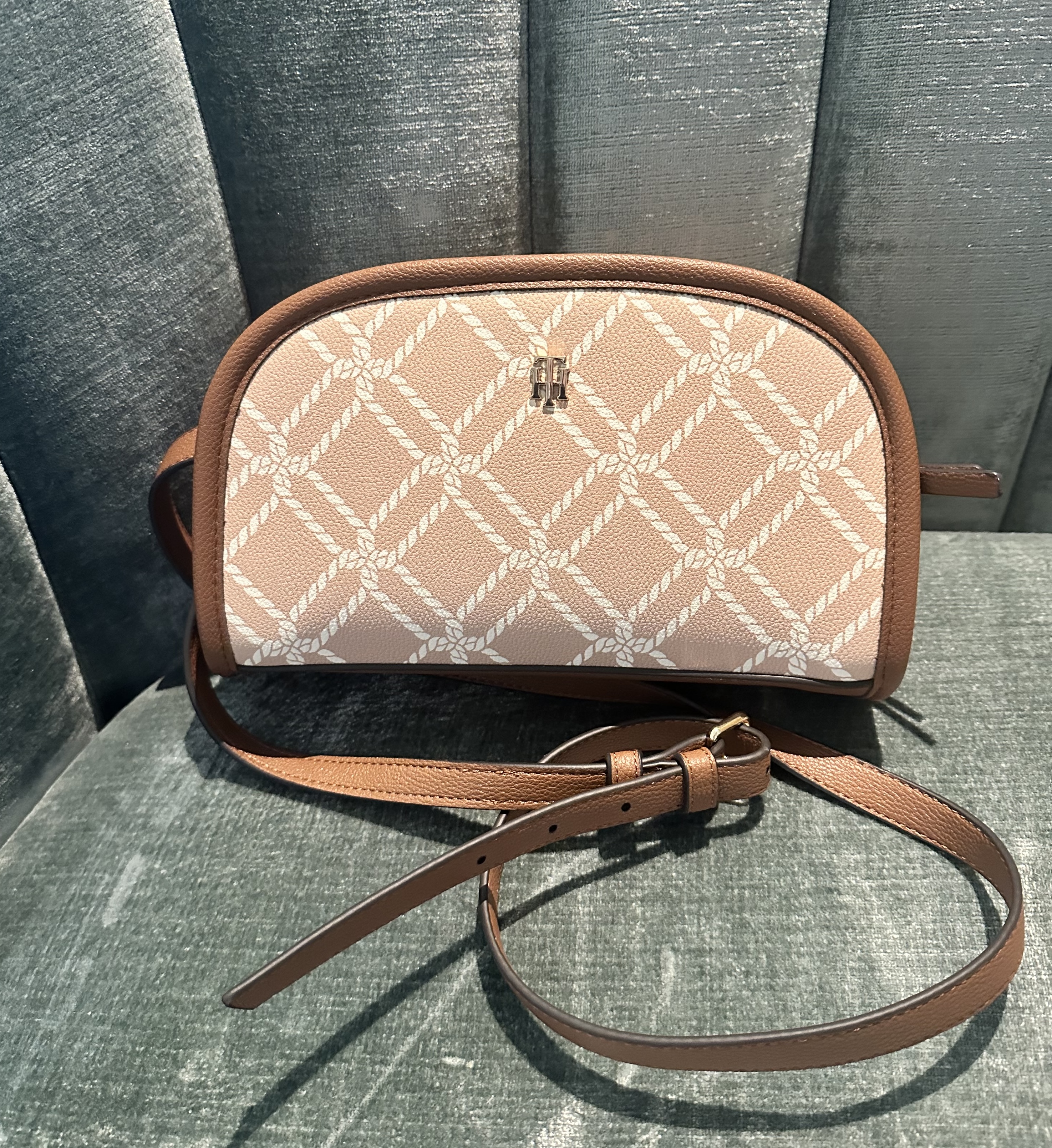 Женская сумка кроссбоди Tommy Hilfiger — фото товара