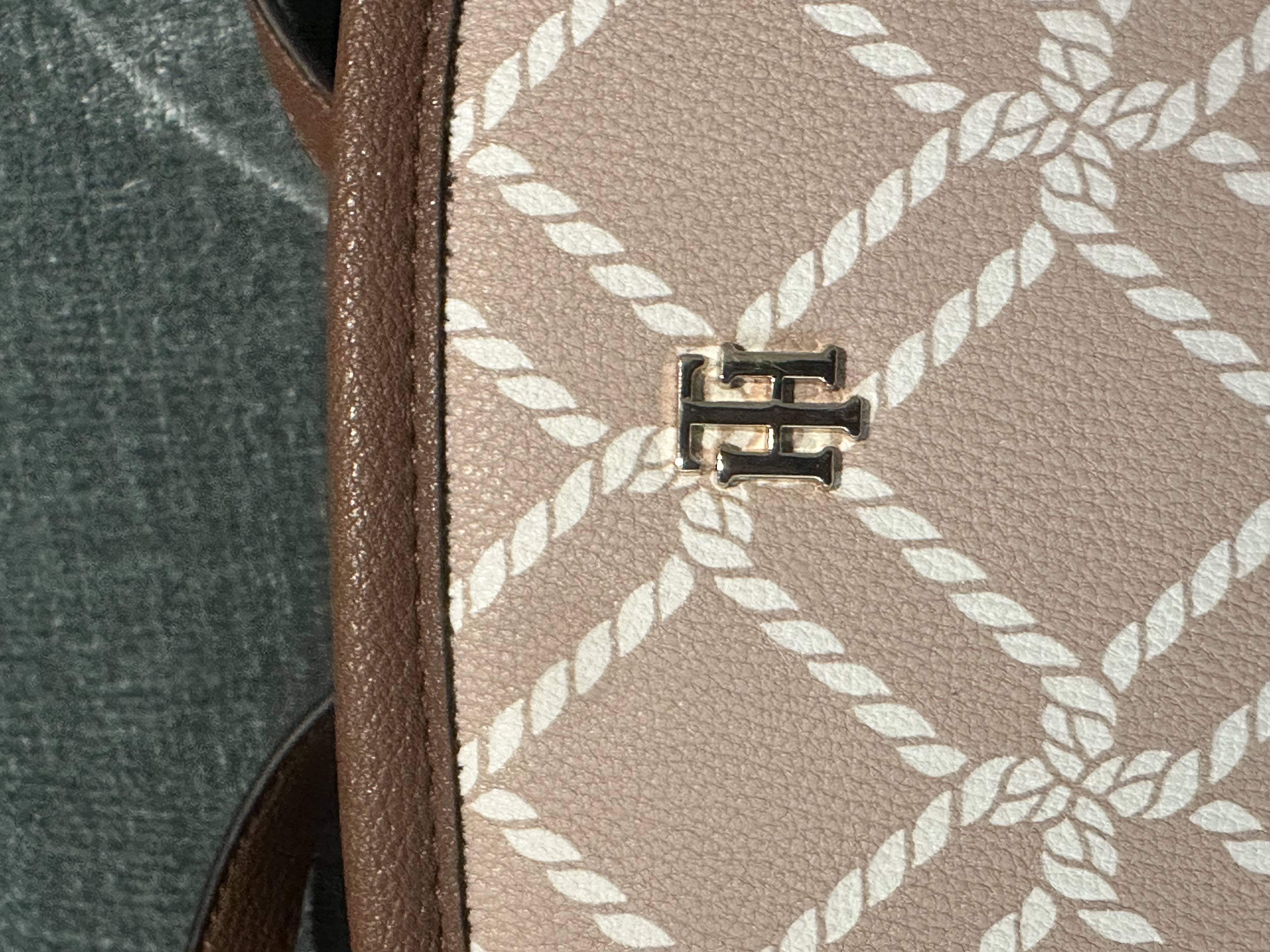 Женская сумка кроссбоди Tommy Hilfiger — фото товара